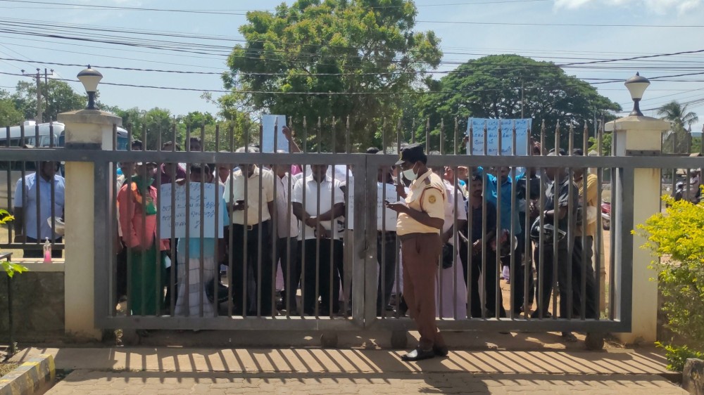 அறுவடைக்கு டீசல் வேண்டும் - ஆர்ப்பாட்டத்தில் விவசாயிகள்