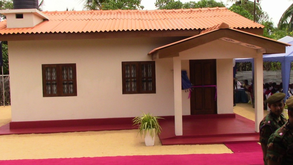 இலங்கை இராணுவத் தளபதியால் பயனாளியிடம் பருத்தித்துறையில் வீடு கையளிப்பு