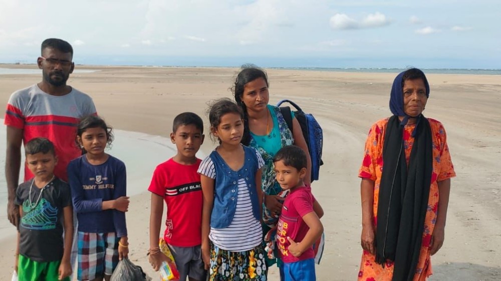 அகதிகளாக தனுஷ்கோடிக்கு சென்ற 8 இலங்கைத் தமிழர்கள்