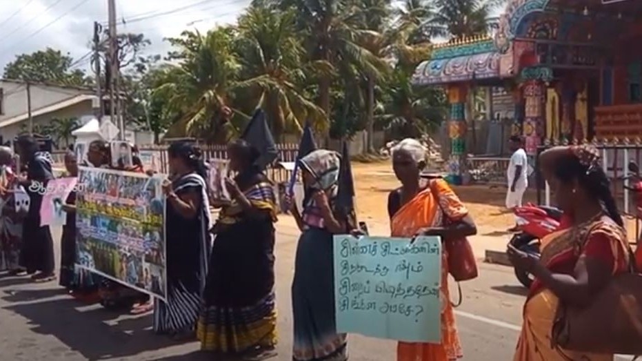 காணாமல் ஆக்கப்பட்டோரின் உறவினர்களின் சங்கம் கவனயீர்ப்பு போராட்டம் - கிளிநொச்சி