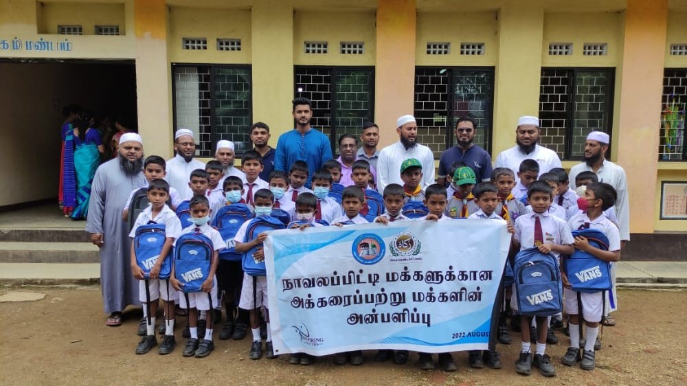 வெள்ளத்தால் பாதிப்புகளுக்கு உள்ளாகியோருக்கு அக்கரைப்பற்று மக்கள் உதவிக்கரம்