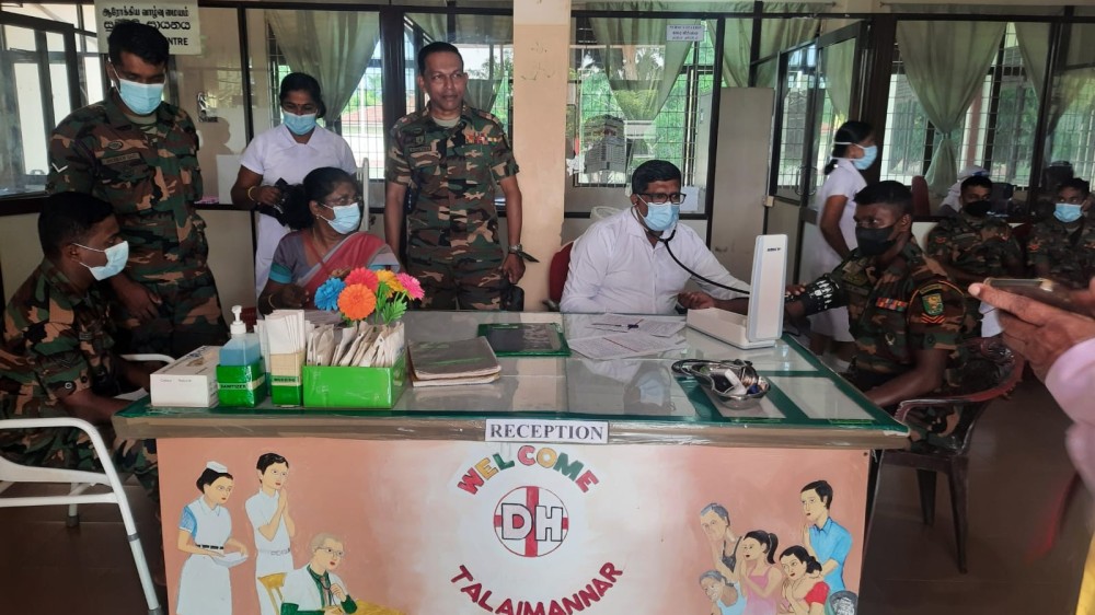 தலைமன்னாரில் இராணுவத்தினரின் உதவியுடன் இரத்ததானம். பொது மக்களும் பங்கேற்றனர்