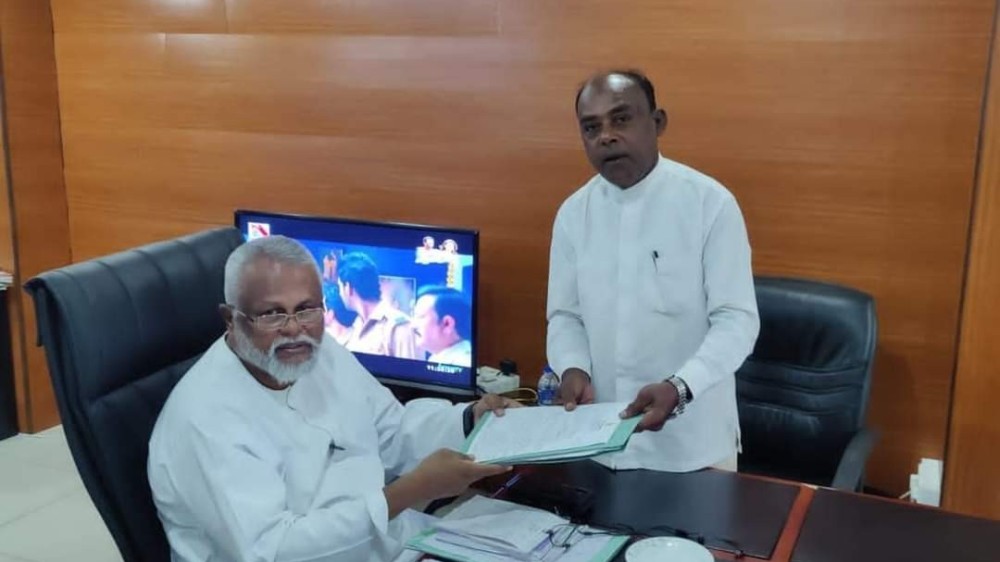 டக்ளஸ் வருகிறார்