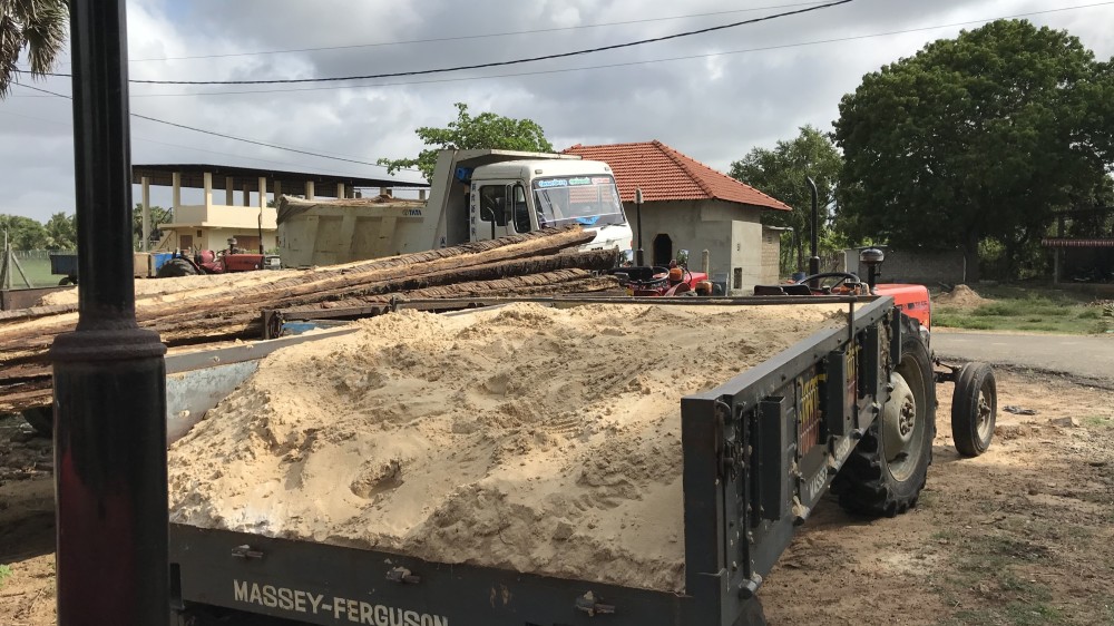 பளையில் சட்ட விரோத  மண் அகழ்வில் ஈடுபட்ட 03 பேர் உழவு இயந்திரங்களுடன் கைது