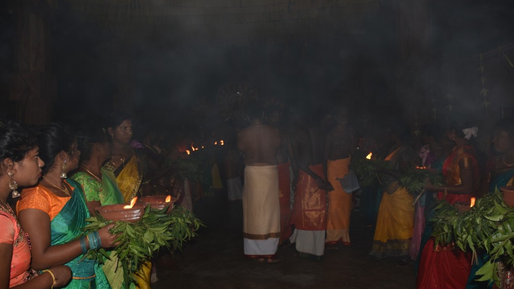 கற்பூரச் சட்டிகளை தங்கள் கைகளில் ஏந்தியவாறு அம்பிகையுடன் வலம் வந்தனர் மாதர்கள்