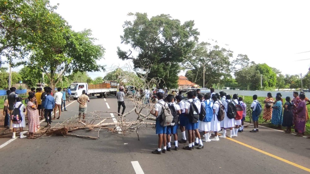 ஏ-9 வீதியை வழிமறித்து மாணவருக்காக போராட்டத்தில் இறங்கிய மக்கள்