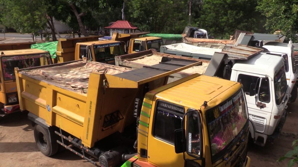 மோசடி செய்த அனுமதிப் பத்திரங்களுடன் மண் ரிப்பர்களும்,  எண்மரும் பொலிசில்