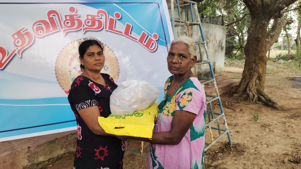 புலம்பெயர் உறவுகளின் உதவியுடன் உலருணவுப்பொதி வழங்கிவைப்பு