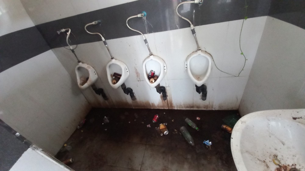 பராமரிப்பற்ற நிலையிலுள்ள மலசல கூடம் மக்களின் பாவனைக்கு