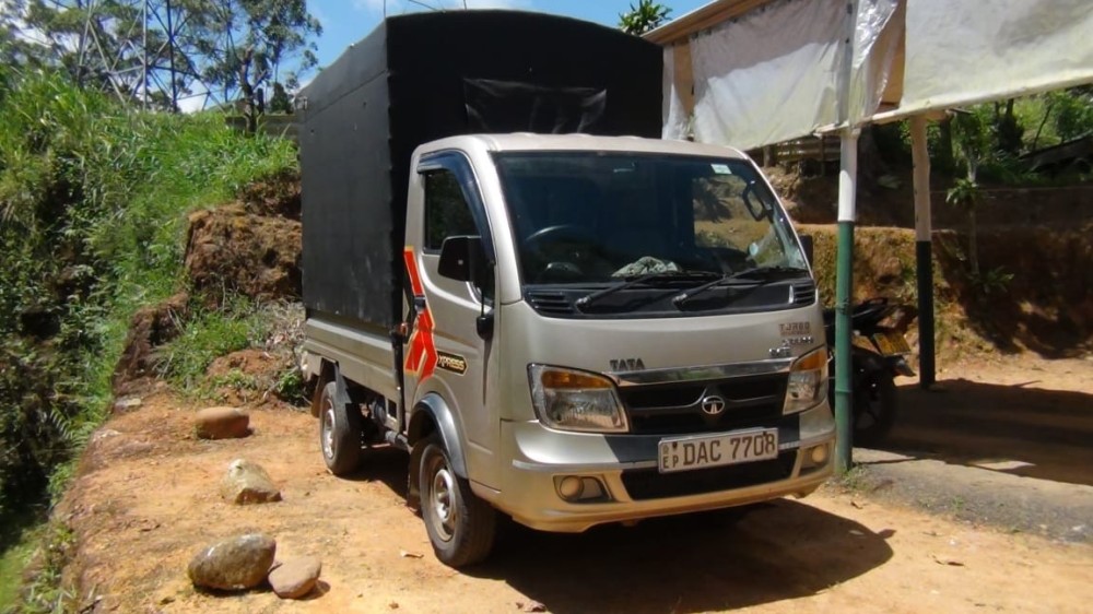 சட்டத்திற்குப் புறம்பாக கொண்டு செல்லப்பட்ட ஆடுகள் கைப்பற்றப்பட்டன