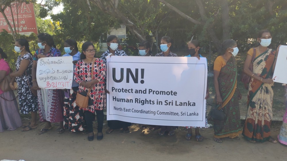 கவனயீர்ப்பு போராட்டம் -  கிளிநொச்சியில்