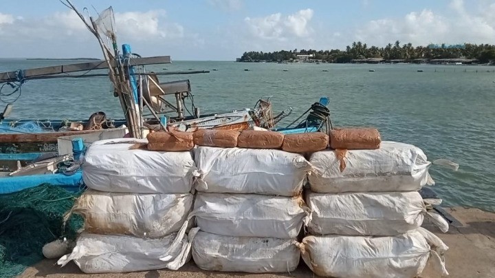 5 இந்தியர்கள் 434 கிலோகிராம் கேரளக் கஞ்சாவுடன் கைது