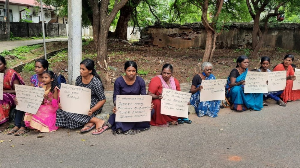 உணவு தவிர்ப்புப் போராட்டத்தில் அரசியல் கைதிகளின் உறவினர்கள்