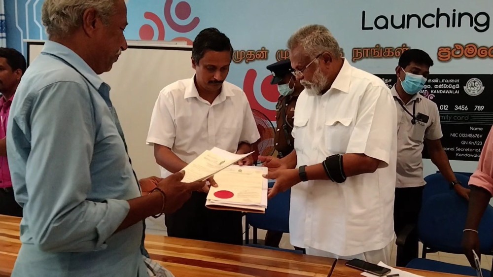 கடற்தொழில் அமைச்சரினால் வழங்கப்பட்ட காணிப்பத்திரங்கள்