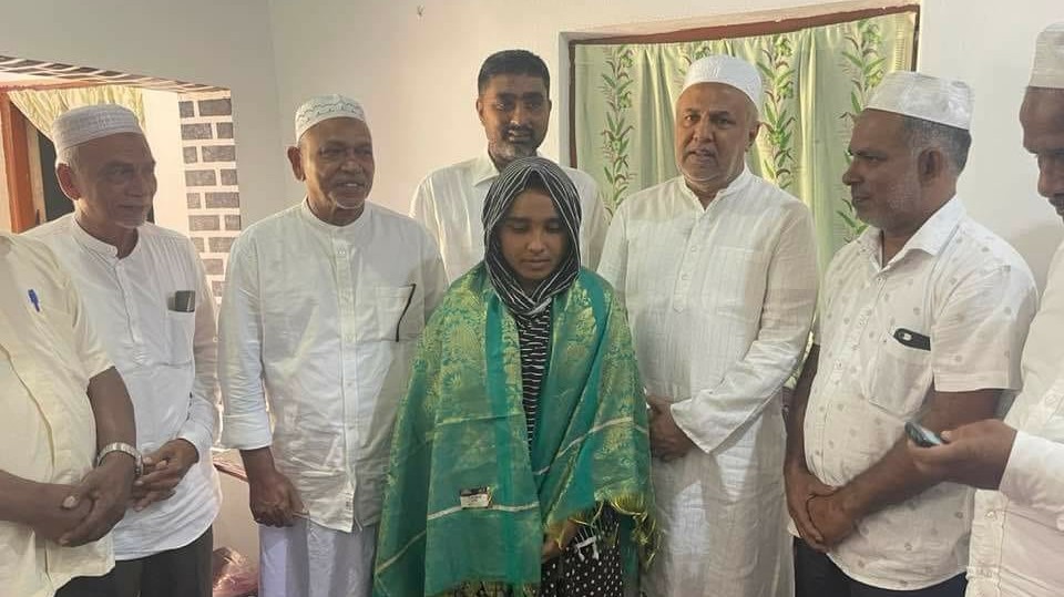 மாணவிக்கு நேரில் பாராட்டு