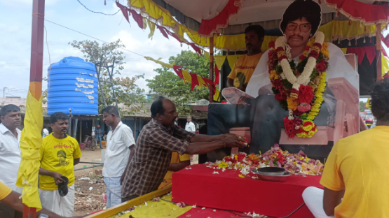 திலீபனின் உருவப் படத்திற்கு அஞ்சலி செலுத்திய மக்கள்