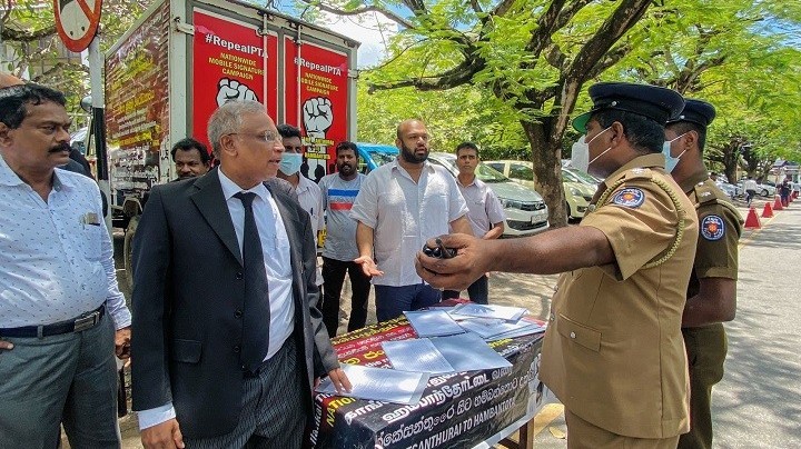 கையெழுத்து திரட்டும் நடவடிக்கைக்கு பொலிஸார் இடையூறு!