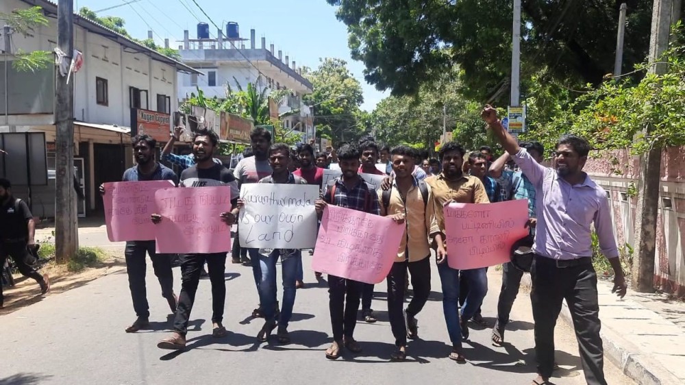 குருந்தூர்மலை ஆர்ப்பாட்டத்தில் இருவர் கைது - இதை எதிர்க்கும் யாழ் பல்கலைக்கழக ஆர்ப்பாட்டம்