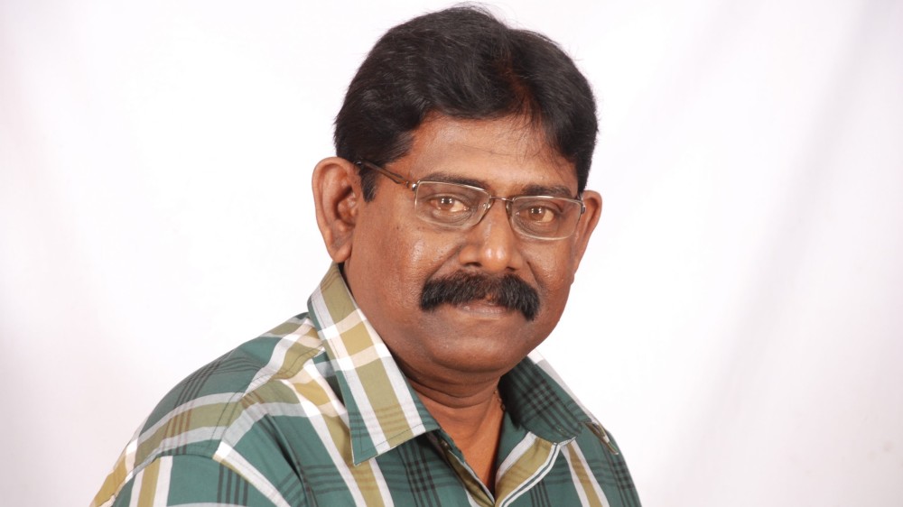 தமிழ் மக்கள் வெட்கித் தலை குனிந்தனர்.