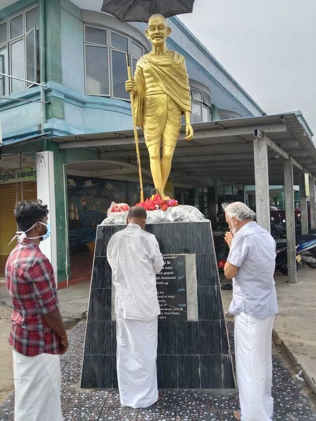 மகாந்த காந்தி ஜனன தினத்தில் மக்த்மா காந்திக்கு மலர் அஞ்சலி