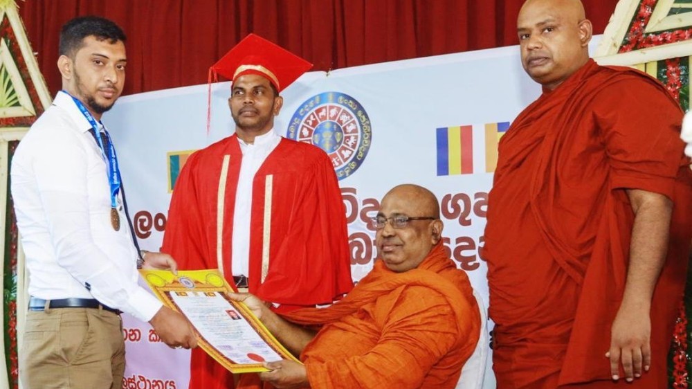 மூன்று விருதுகள்