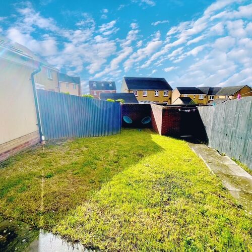 Lonydd Glas, Llanharan, CF72 9FZ