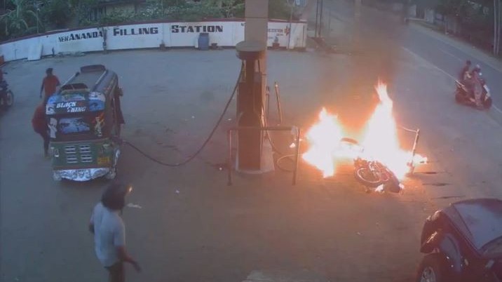 எரிபொருள் நிரப்பு நிலையத்தில் தீப்பற்றி எரிந்த மோட்டார் சைக்கிள்