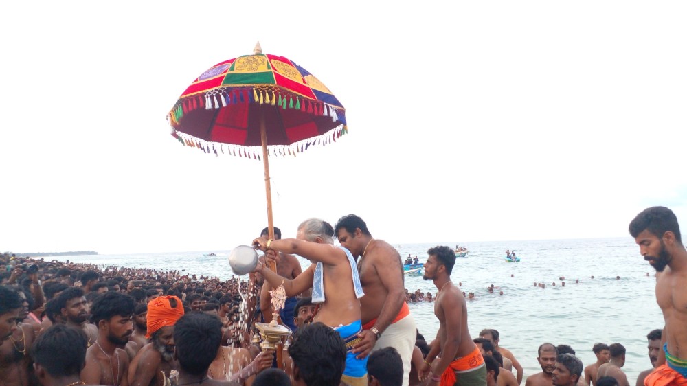 பல்லாயிரம் பக்தர்கள் புடை சூழ வல்லிபுரத்து ஆழ்வாருக்கு சமுத்திரத் தீர்த்தம்