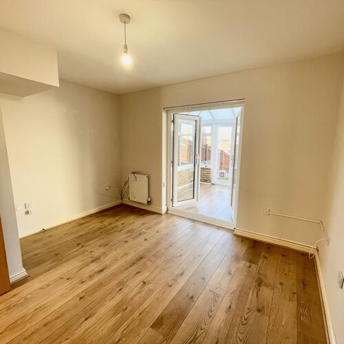 Lonydd Glas, Llanharan, CF72 9FW