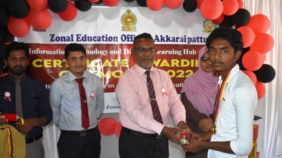 கணினி மற்றும் ஆங்கில அறிவு அவசியமாகும்.