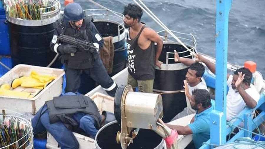 இந்திய கடற்படையினரால் கைது செய்யப்பட்ட இலங்கை மீனவர்கள்