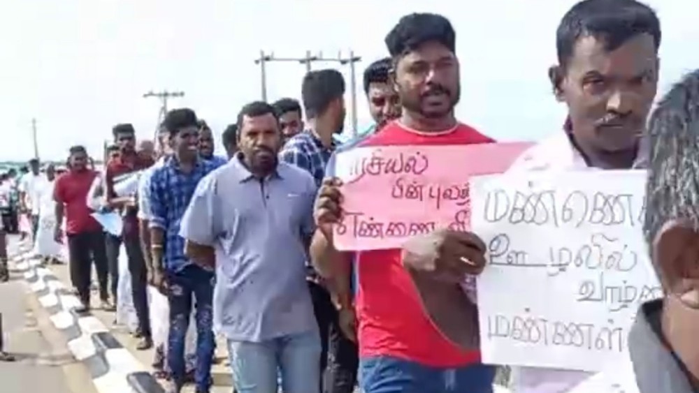 மன்னாரில் வங்காலை மீனவர்கள் கவனயீர்ப்பு போராட்டம்