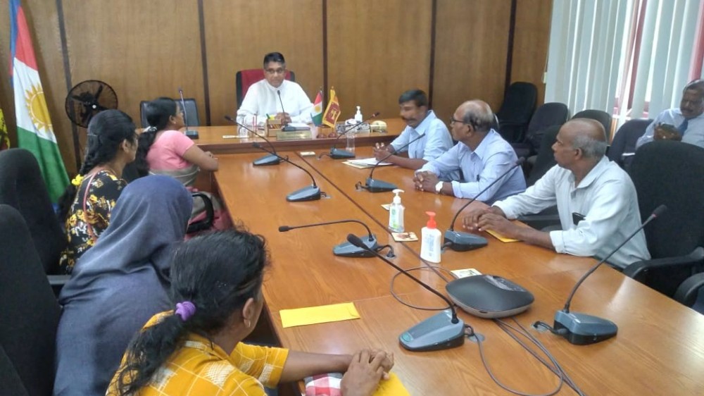 அரசியல் கைதிகளின் உறவுகள் வடக்கு ஆளுநரை சந்திப்பு.