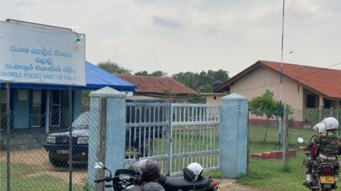 இராணுவத்தில் பணியாற்றுபவர் சிறுமியின் சங்கிலியை அறுத்தார்