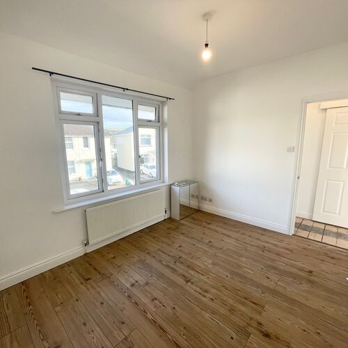 8 Heathfield Crescent, Llanharan, CF72 9RU