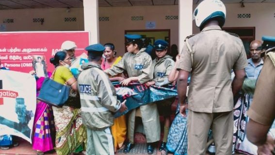 போராட்டத்தை  அடக்க இறக்கப்பட்ட பொலிஸார்