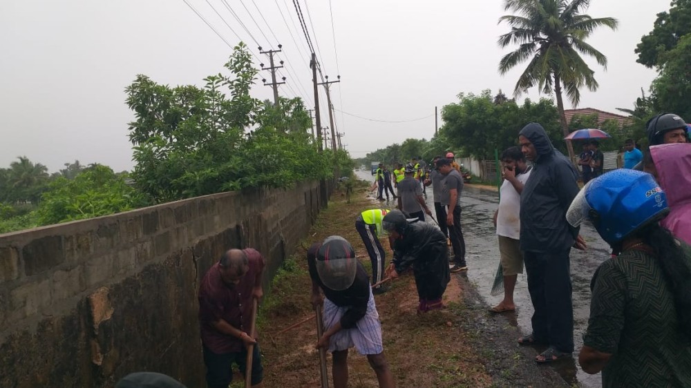 மாவீரர் துயிலும் இல்லத்திற்கு முன்பாகவுள்ள வீதிச் சிரமதானம் - குளப்பம் விளைவித்த இராணுவம்