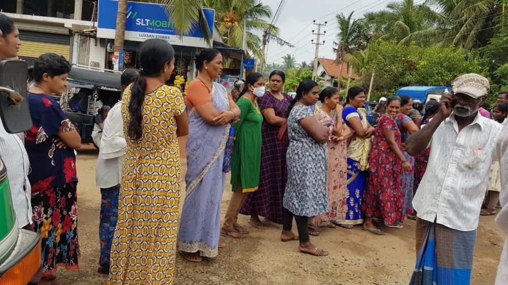 விபத்துக்களை தவிர்க்க வீதியை உடன் புனரமைப்பு செய்யுங்கள் கவனயீர்ப்பு போராட்டம்.