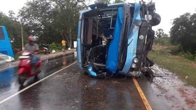 பஸ் விபத்து -  சாரதி உட்பட மூவர் உயிரிழந்தனர்