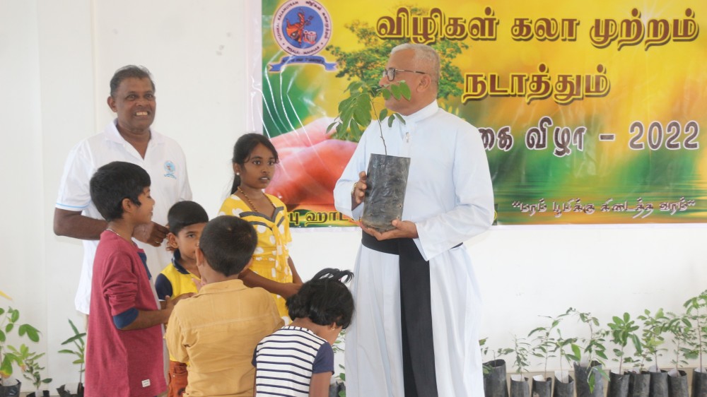 பேசாலையில் 'விழிகள் கலா முற்றும்' ஏற்பாட்டில் மரக்கன்றுகள் நடுகை விழா