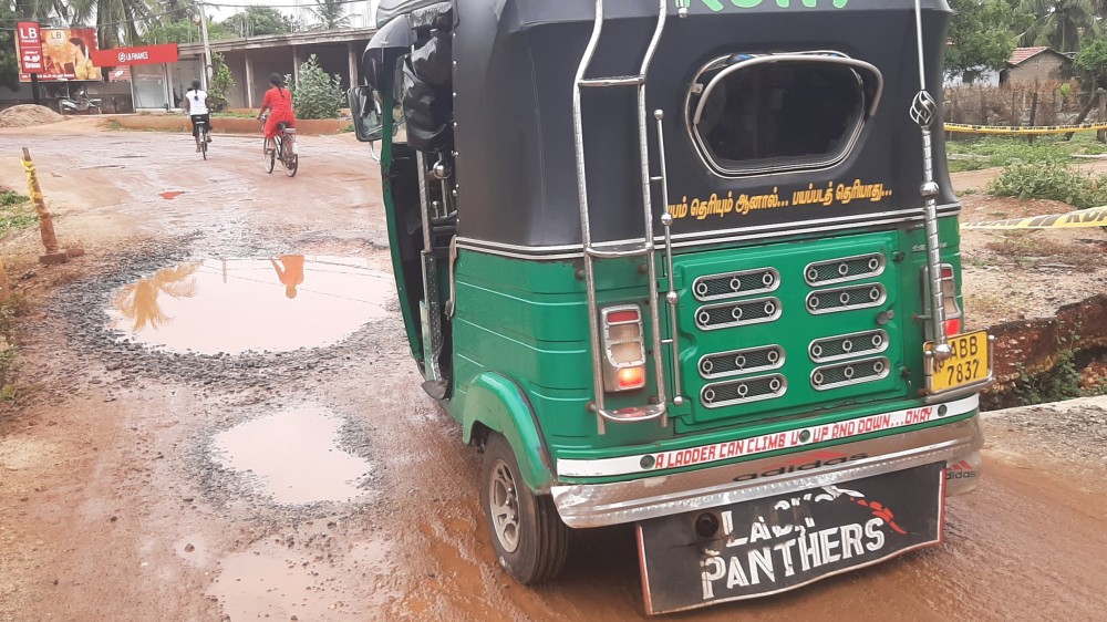 கவனிப்பாரற்றுக் கிடங்குகளாயிருக்கும் மன்னார் தலைமன்னர் பிரதான வீதி