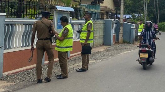 யாழ் இந்திய துணைத் தூதரகம்மீது கண்ணாடி போத்தல் வீசி தாக்குதல்