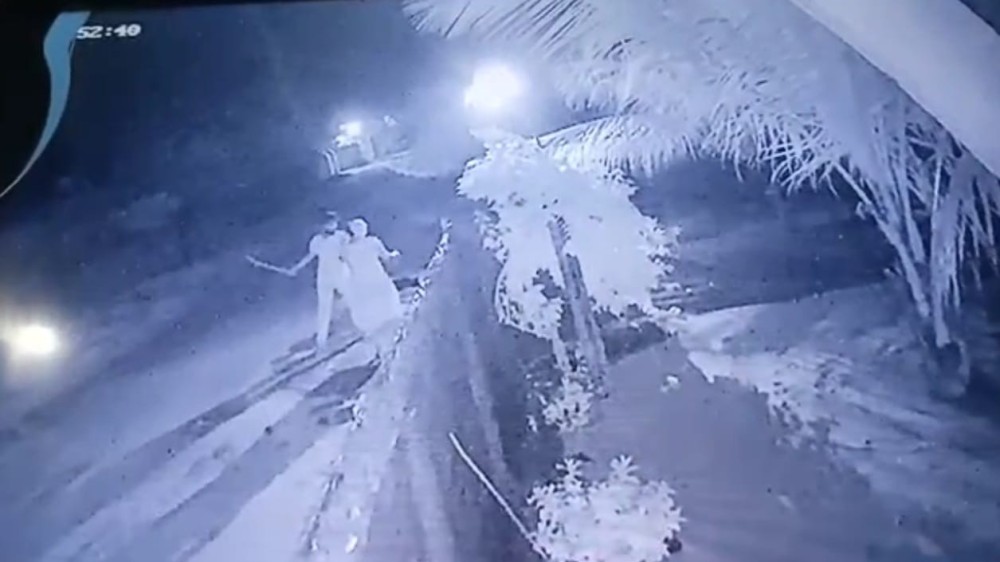 வாளை வைத்து அயலவர்களை மிரட்டிய மாணவன்