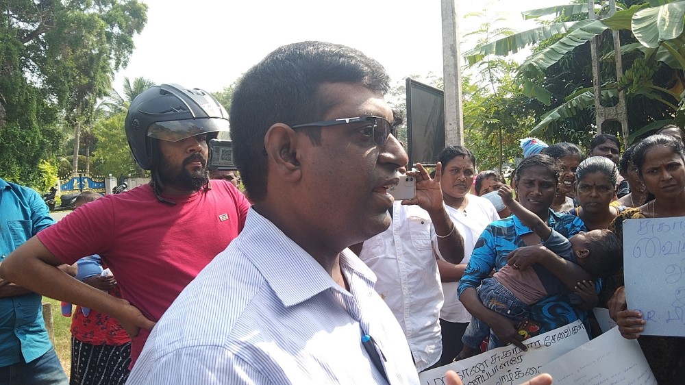 கிளிநொச்சி கண்டாவளை MOH க்கு எதிராக மக்கள்