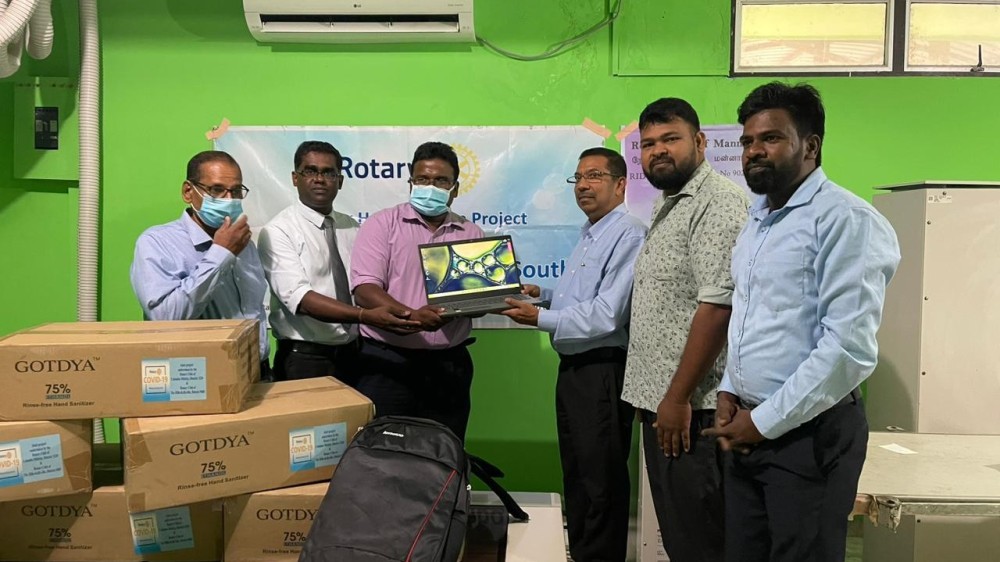 மன்னார் மாவட்ட பொது வைத்தியசாலைக்கு மடிக்கணனி அன்பளிப்பு