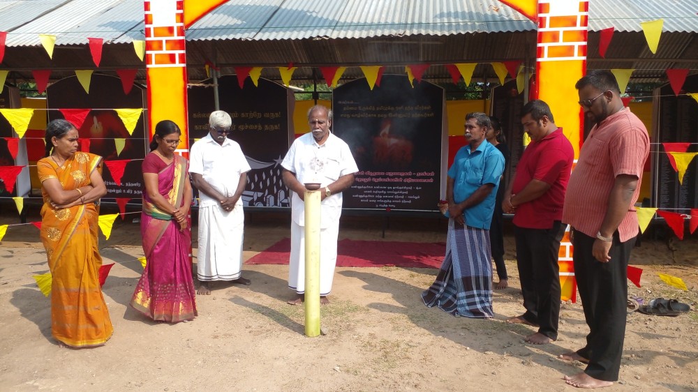 பருத்தித்துறையில் மாவீரர் நினைவு மண்டபத்தில்  மாவீரர்களுக்கு அஞ்சலி