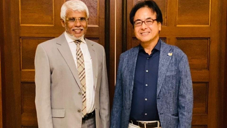 ஹிடேகியை சந்தித்தார்