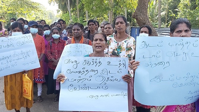 இடமாற்றத்துக்கு எதிர்க்கும் கிராம மக்கள்