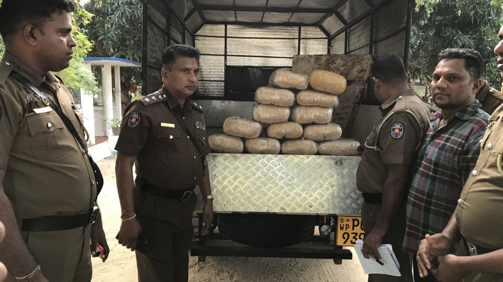 கஞ்சா ஏற்றி வந்தவர்கள் பொலிசாரால் கைது