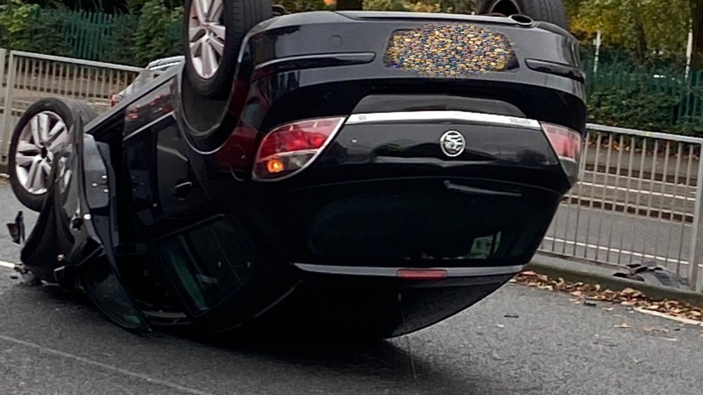 குடை சாய்ந்த கார்